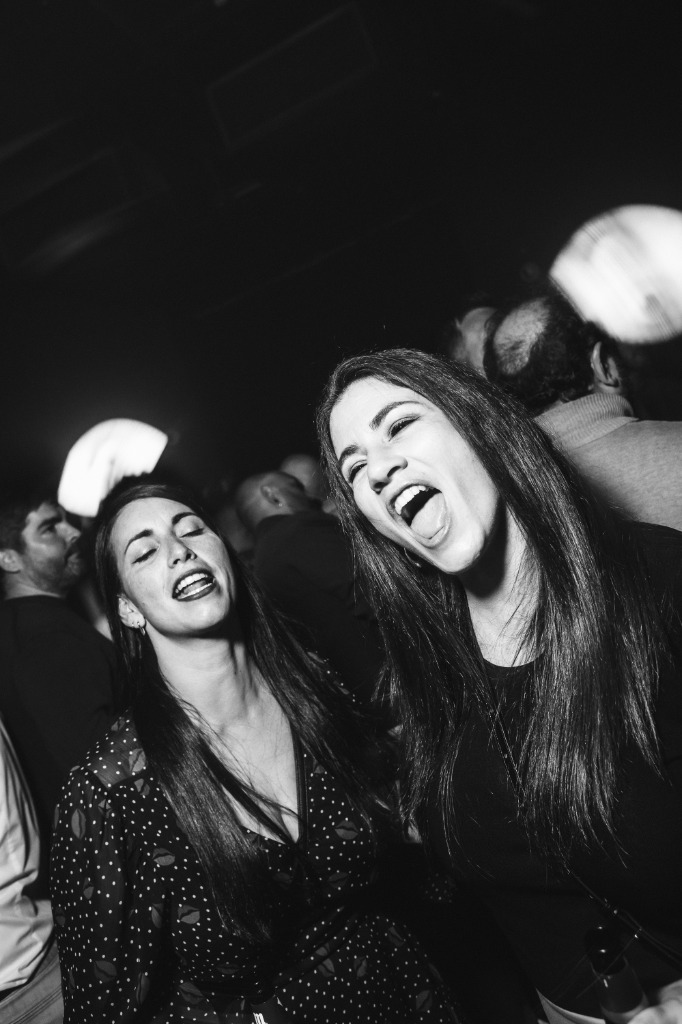 Amigos y música en Zebra Tardeo Club
