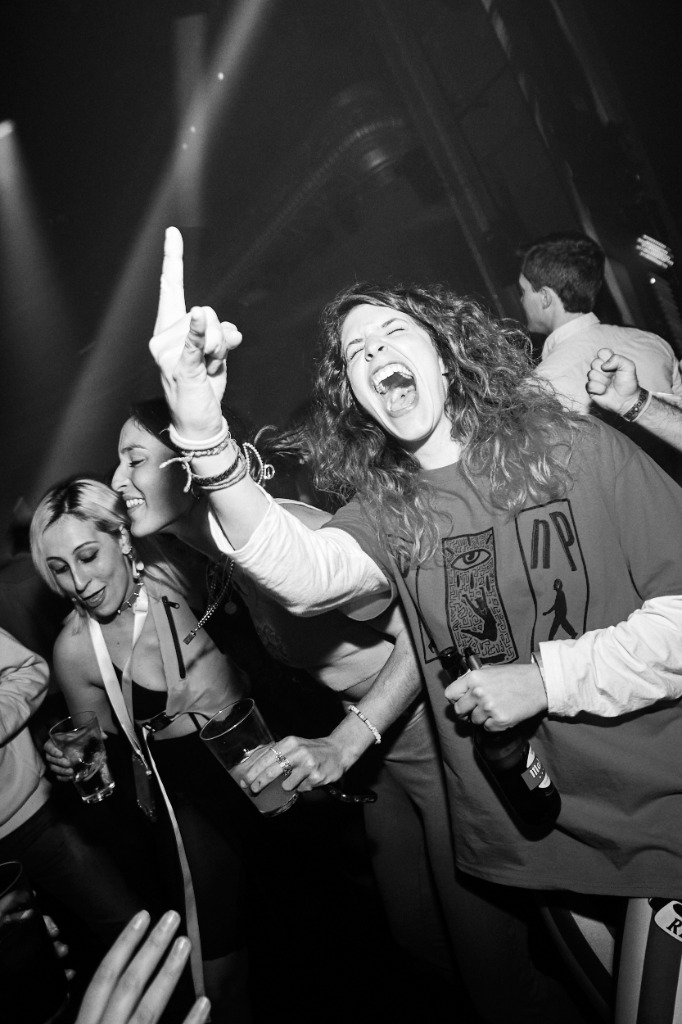 Cantando a pleno pulmón en Zebra Tardeo Club